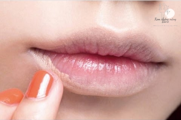 Cách đánh son lòng môi với kem che khuyết điểm