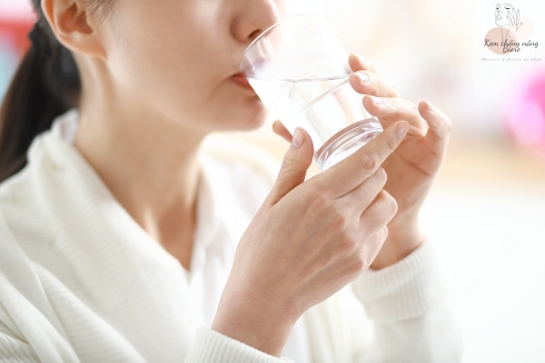 Uống nước đầy đủ là một cách chăm sóc da mặt đơn giản nhất