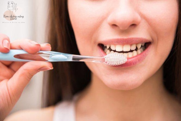 Vệ sinh răng miệng sạch sẽ, đúng cách để tăng tuổi thọ của răng sứ
