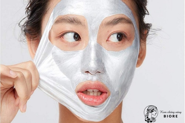 Đắp mặt nạ là một trong các bước skincare da dầu mụn rất hiệu quả