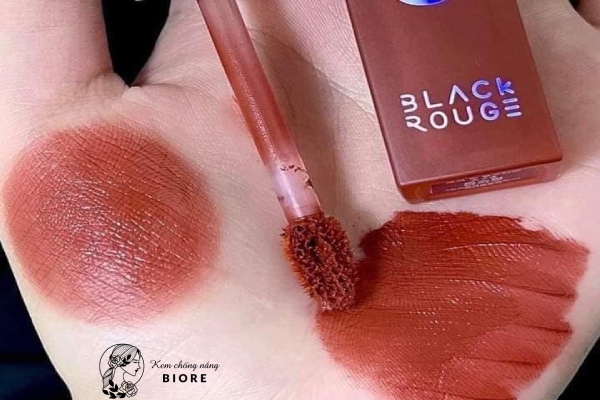 Độ bám màu của son Black Rouge A45 được người dùng đánh giá khá cao